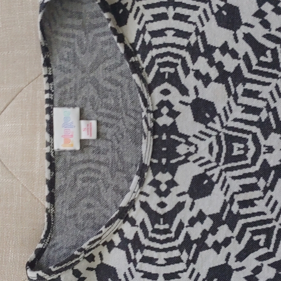 5/$25 Lularoe Irma Tunic Top Black Small - Picture 2 of 5